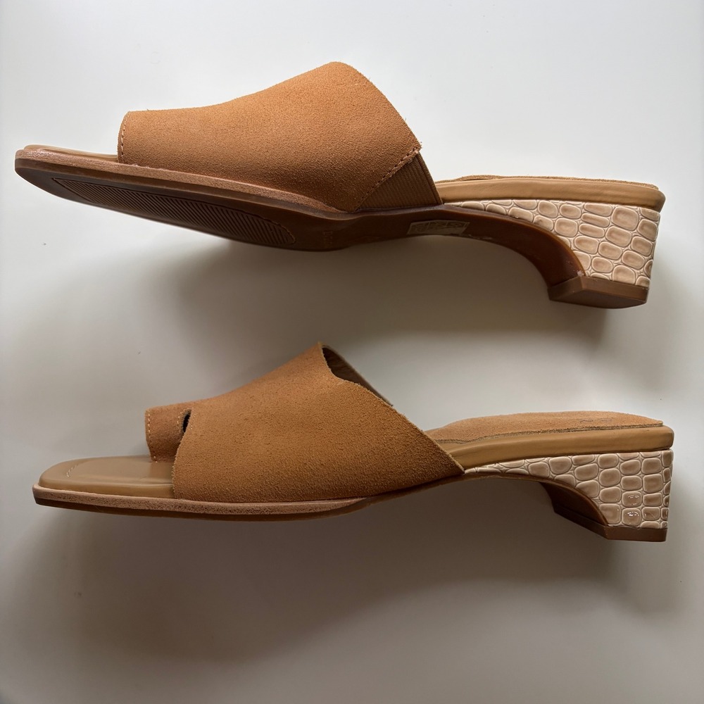 Donald Pliner Cascade Suede Sandal Camel Tan Toe Loop Block Heel Womens 7.5M - Picture 7 of 9